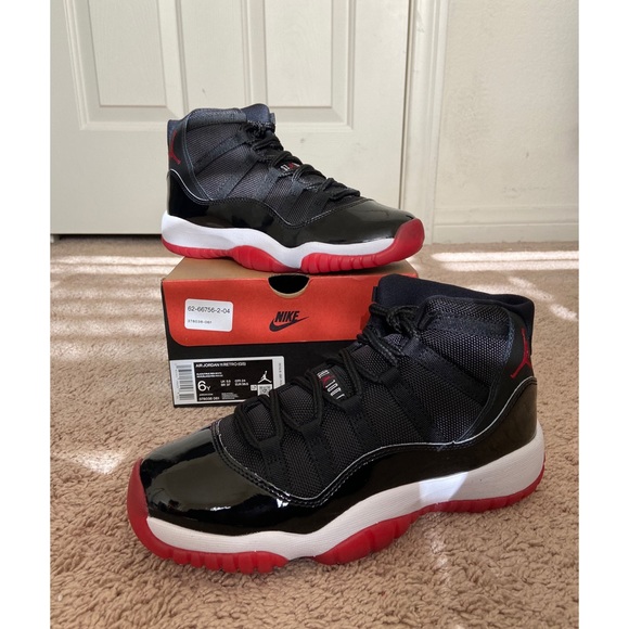 Air Jordan bred 11s - Picture 2 of 5